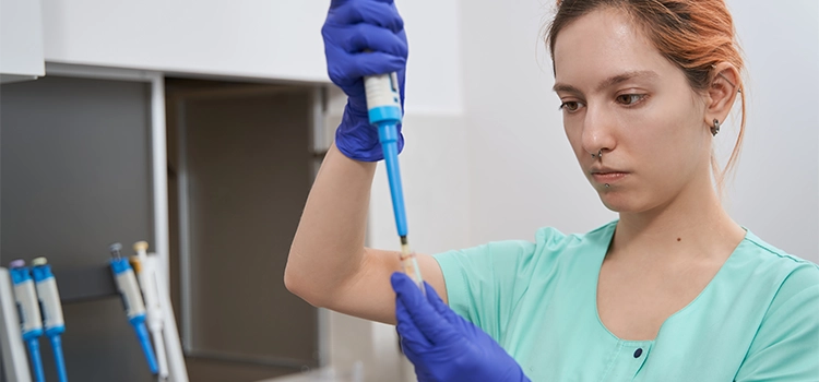8 Steps on How to Become a Lab Phlebotomist in the UK